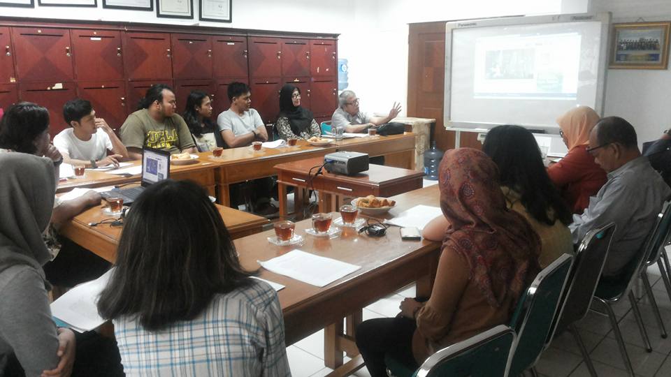 Read more about the article Ajang Silaturahmi Dosen dan Bertukar Informasi Secara Teoritis Pada Diskusi Dwi Mingguan