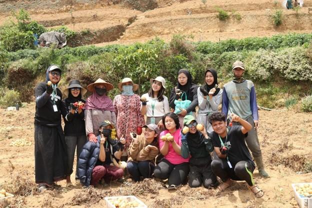 Read more about the article Mahasiswa Fisip, Ilmu Komunikasi UNAS mengadakan Kegiatan Comcare 2023 di Desa Sikunang, Kecamatan Kejajar, Kabupaten Wonosobo, Jawa Tengah