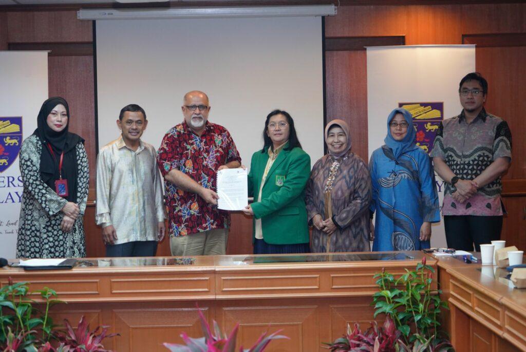 Kerja sama Internasional Dekan APM-UM Associate Prof. Dr. Sabzali Musa Khan bersama Warek Bidang Penelitian dan Pengabdian Kepada Masyarakat dan Kerjasama UNAS Prof. Dr. Ermawati Sinaga., M.S., Apt