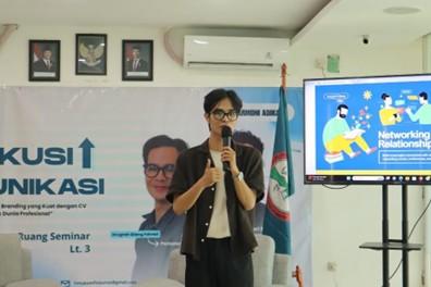 Read more about the article HIMAKOM menggelar kegiatan Diskusi Komunikasi dengan mengangkat tema “Meningkatkan Personal Branding yang Kuat dengan CV Kreatif untuk Dunia Profesional”